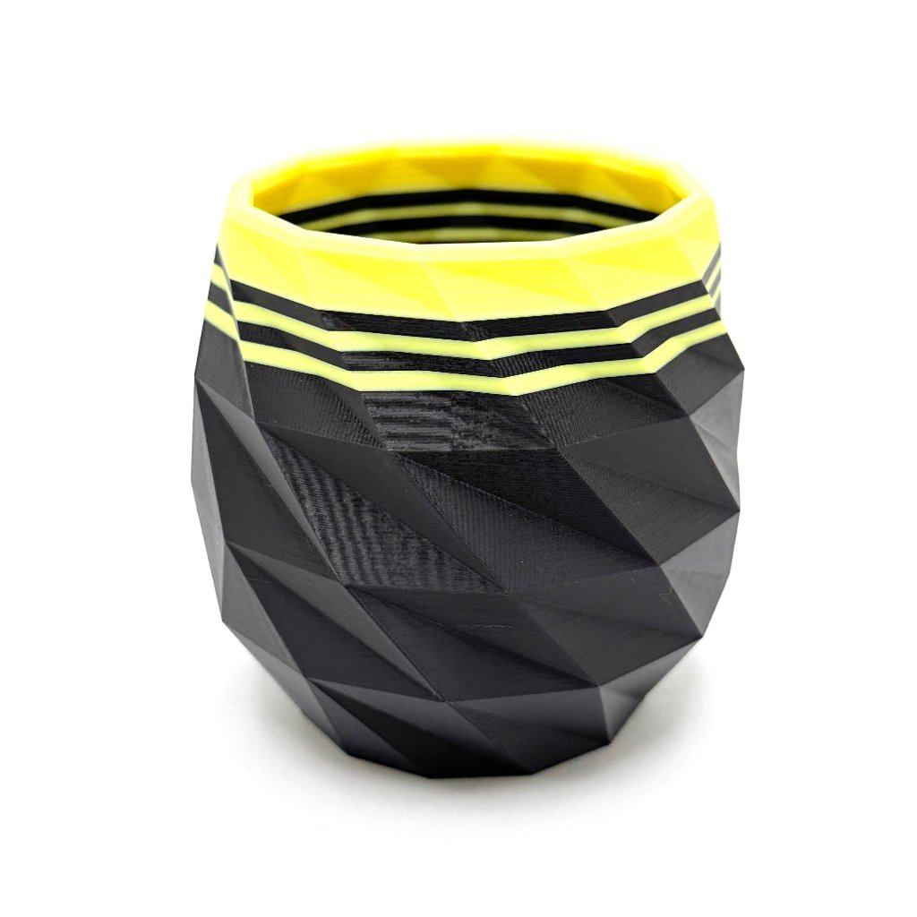 trc-brush-soaking-mug-black-with-yellow-glow